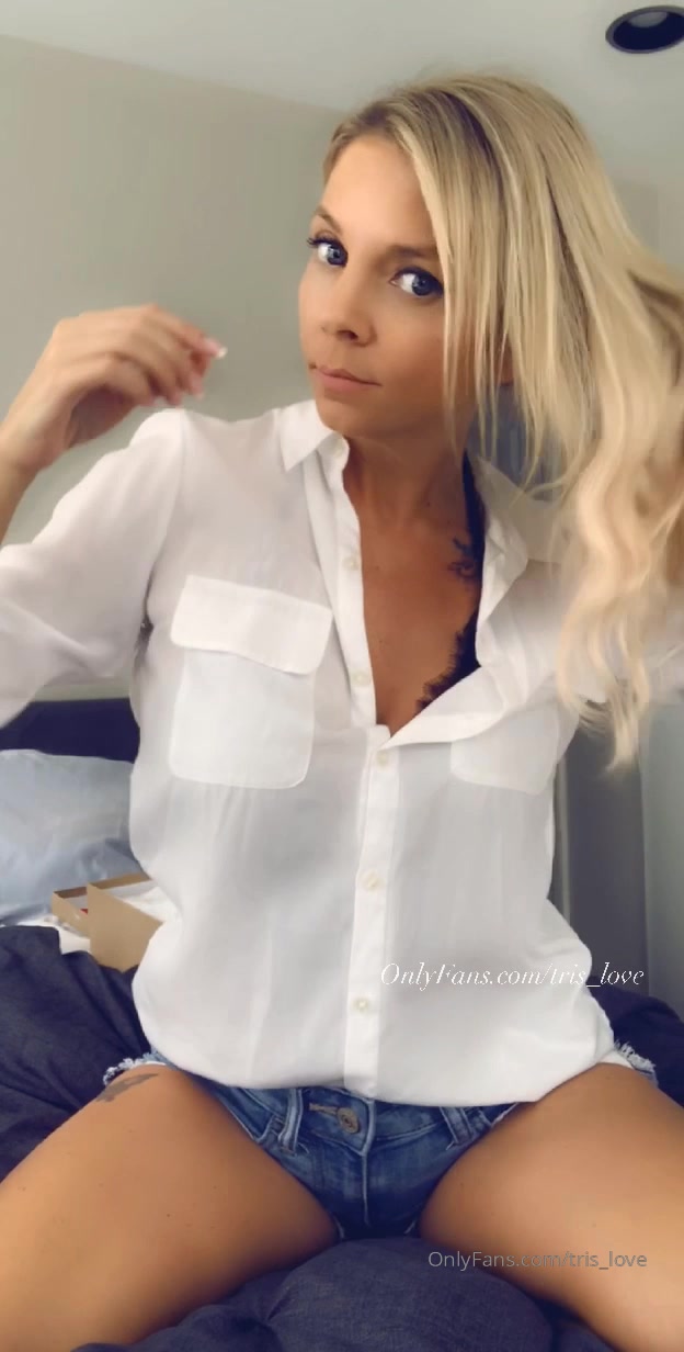 tris_love onlyfans pleasant babe touches sexual lips with fi